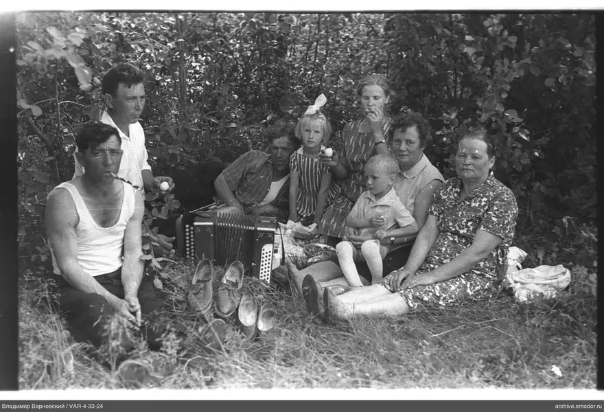 Gruppe von Menschen auf dem Gras
