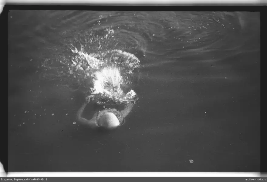 Person im Wasser mit Spritzern und Blasen