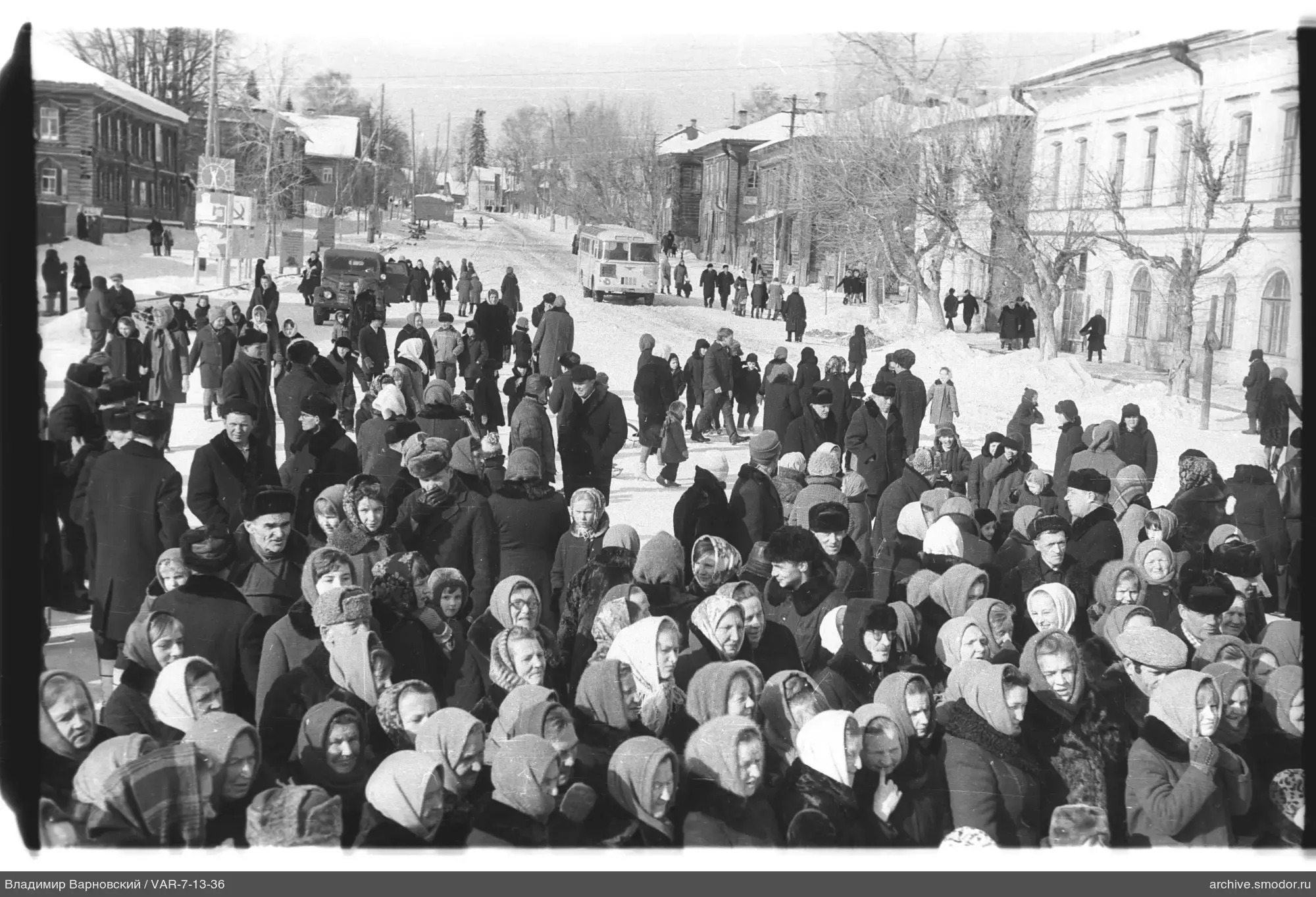 Люди на заснеженной улице