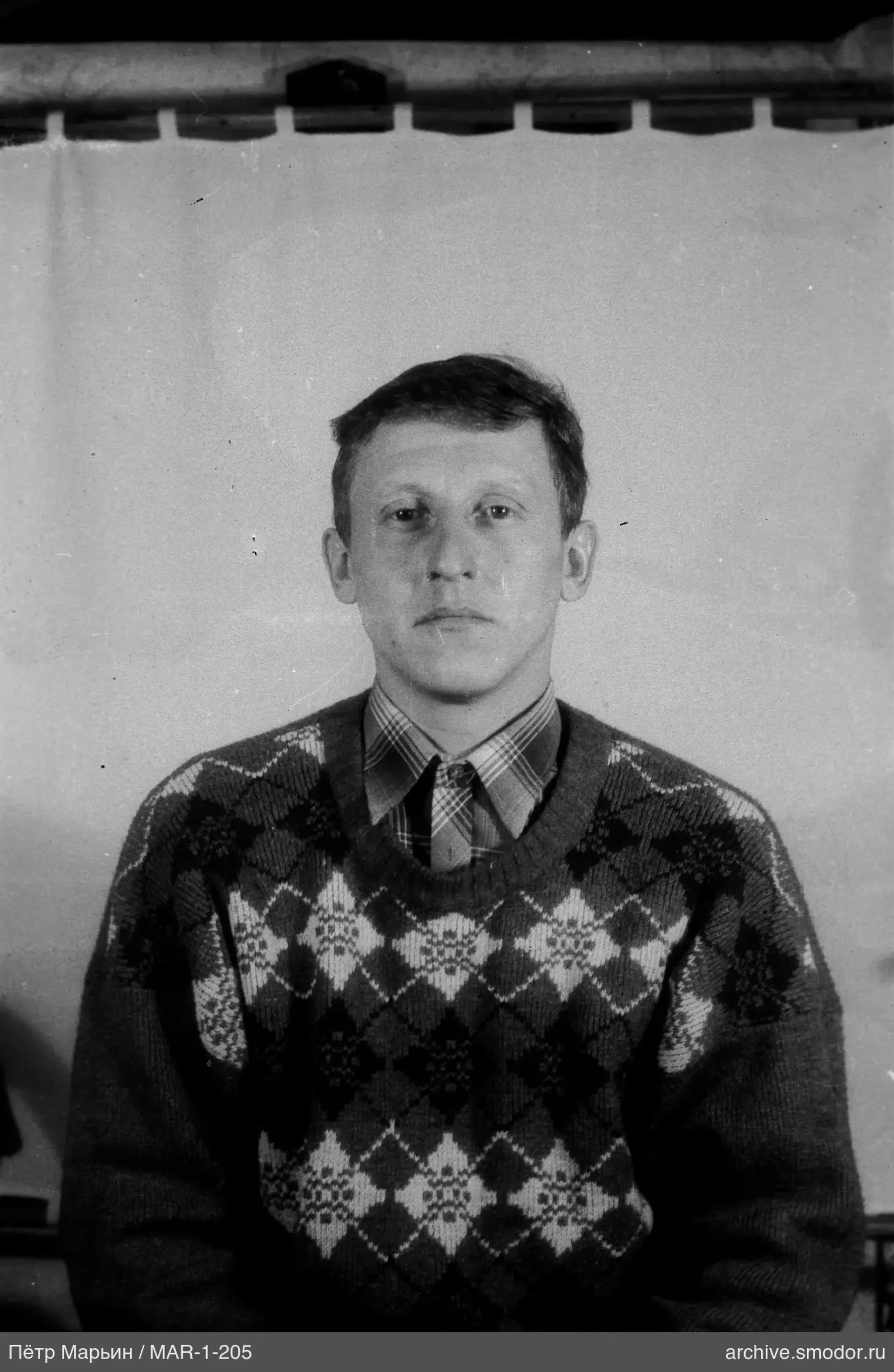 Porträt eines Mannes in Pullover und Hemd
