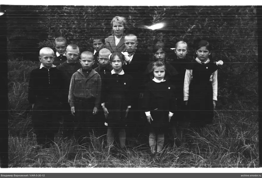 Gruppenporträt von Kindern und Frau