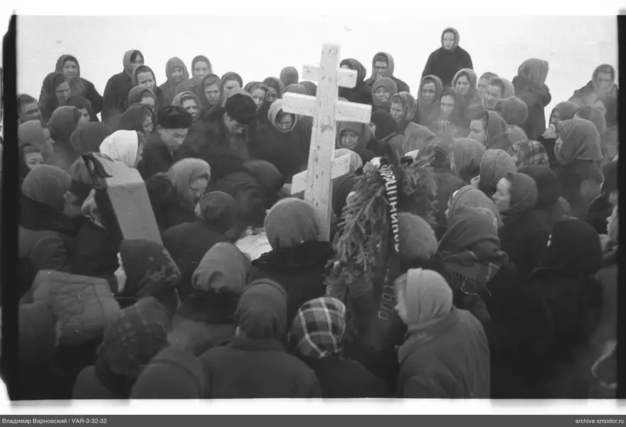 Группа у деревянного креста с венком