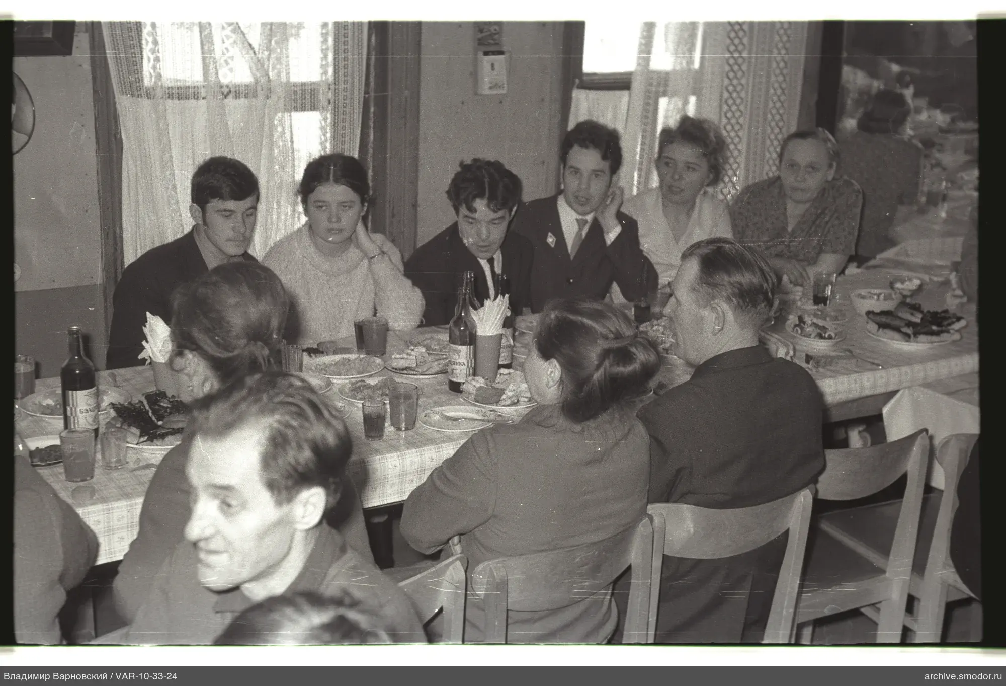 Gruppe am langen Tisch