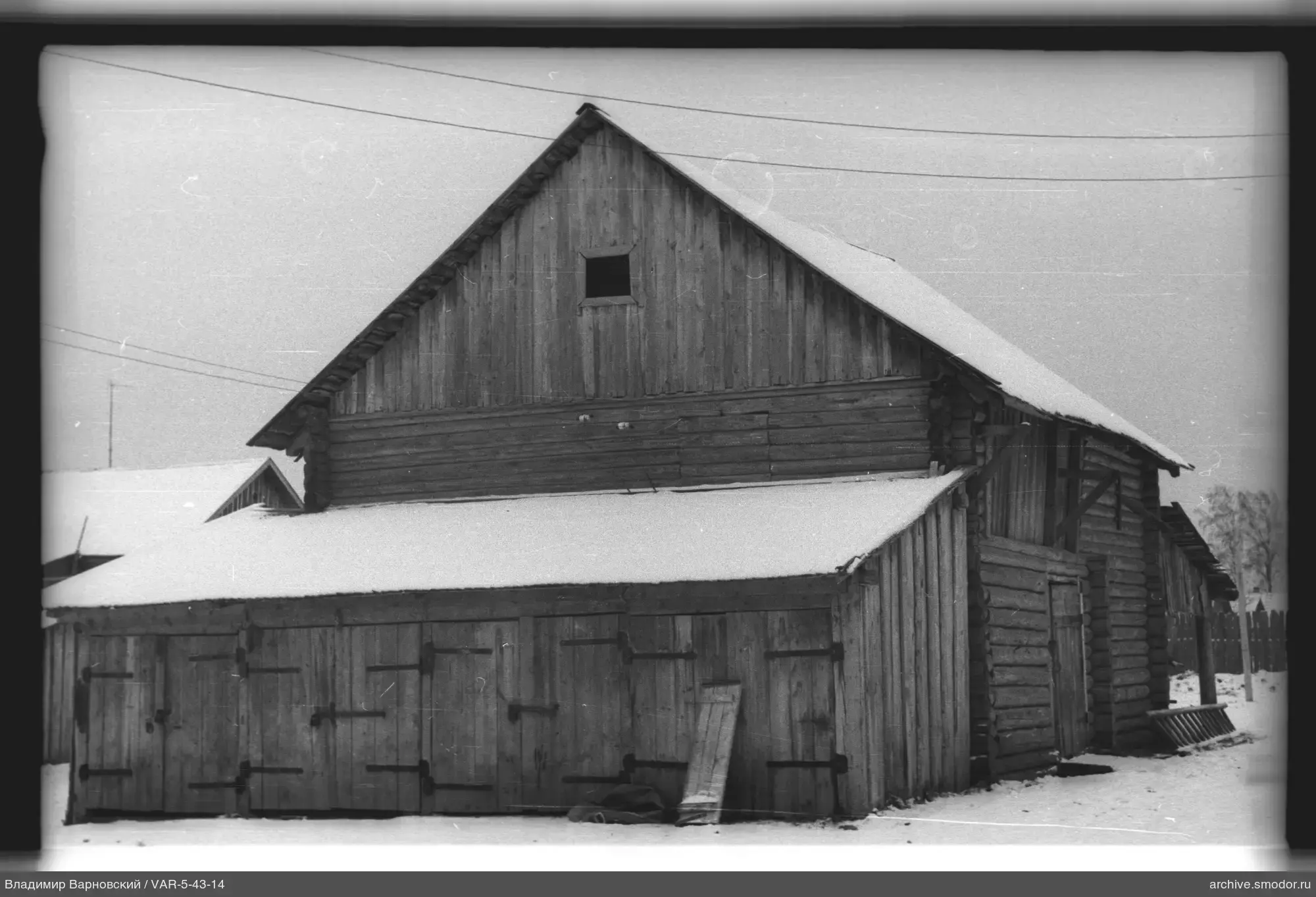 Holzgebäude mit schneebedecktem Dach