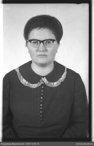 Porträt einer Frau in dunklem Kleid und Brille