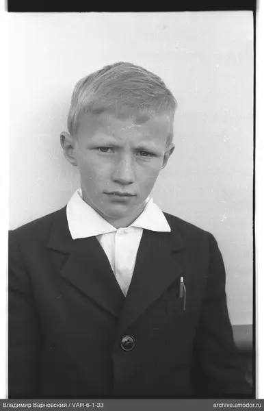 Porträt eines Jungen in Jacke und Hemd