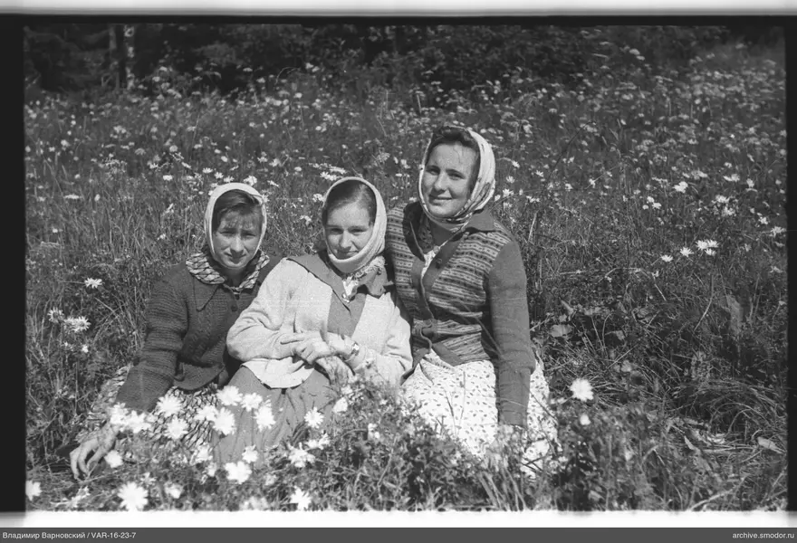 Gruppenporträt von Frauen auf einer Wiese