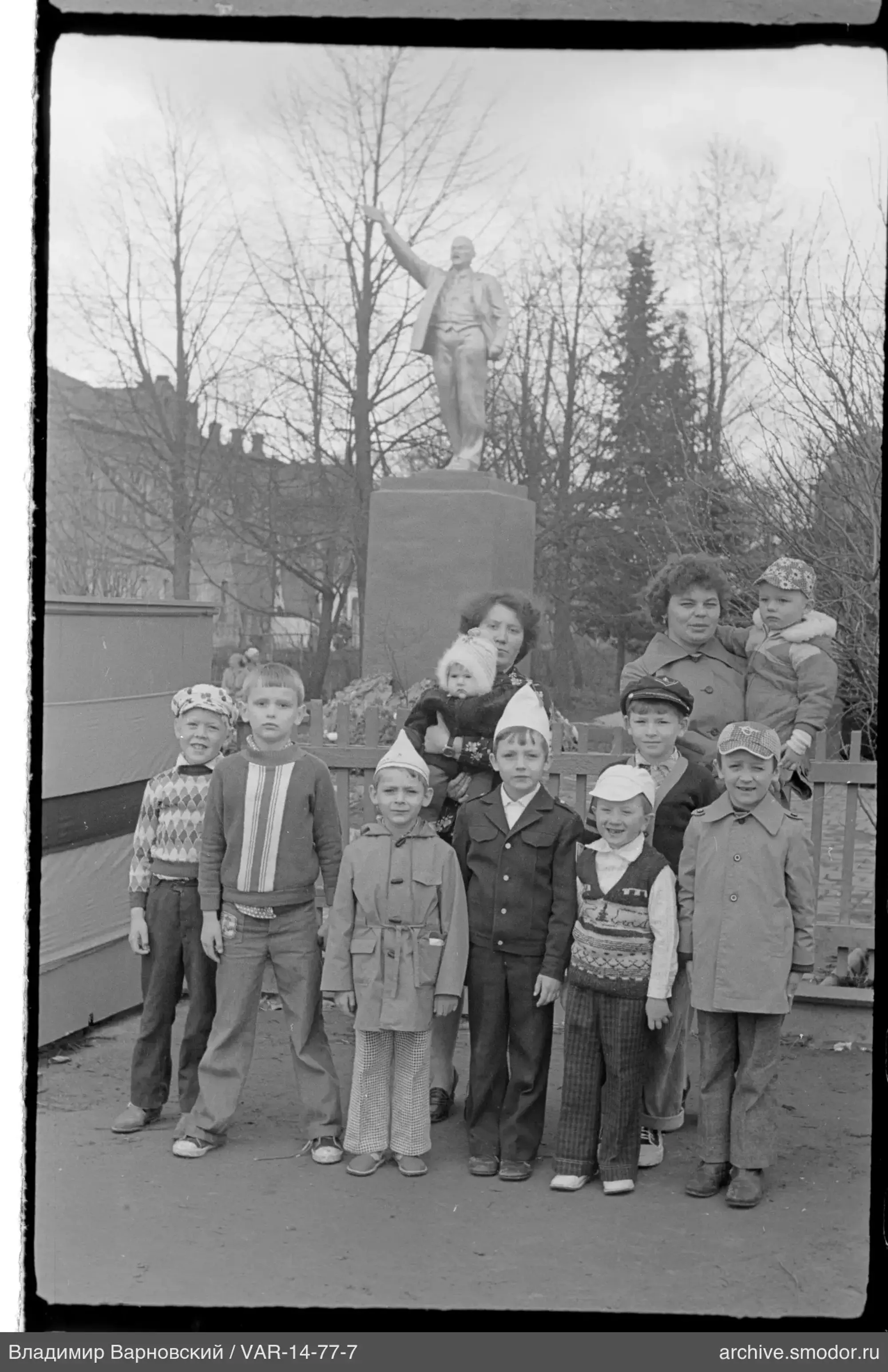 Gruppenporträt auf der Straße vor Denkmal