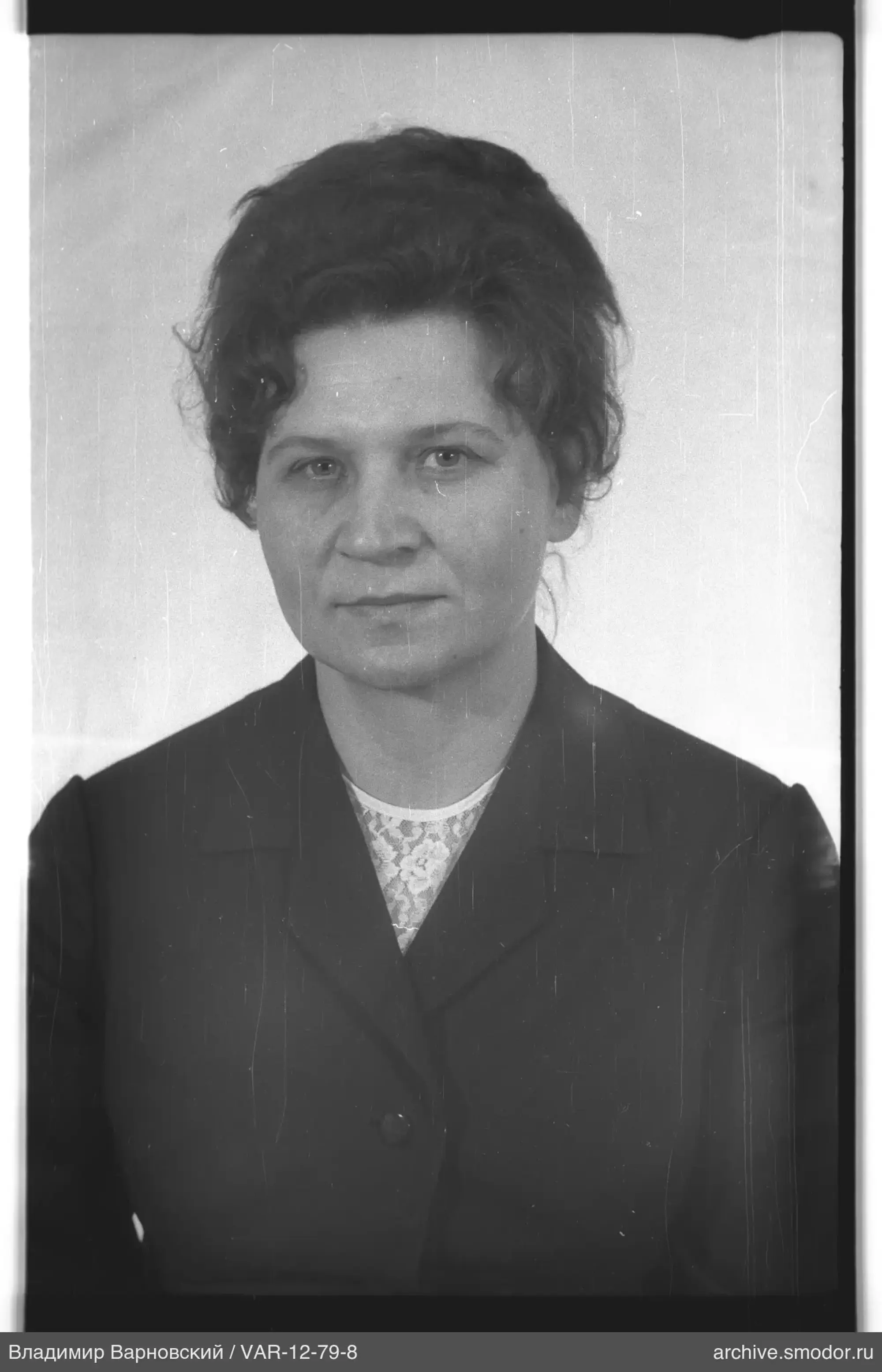 Porträt einer Frau in dunkler Jacke