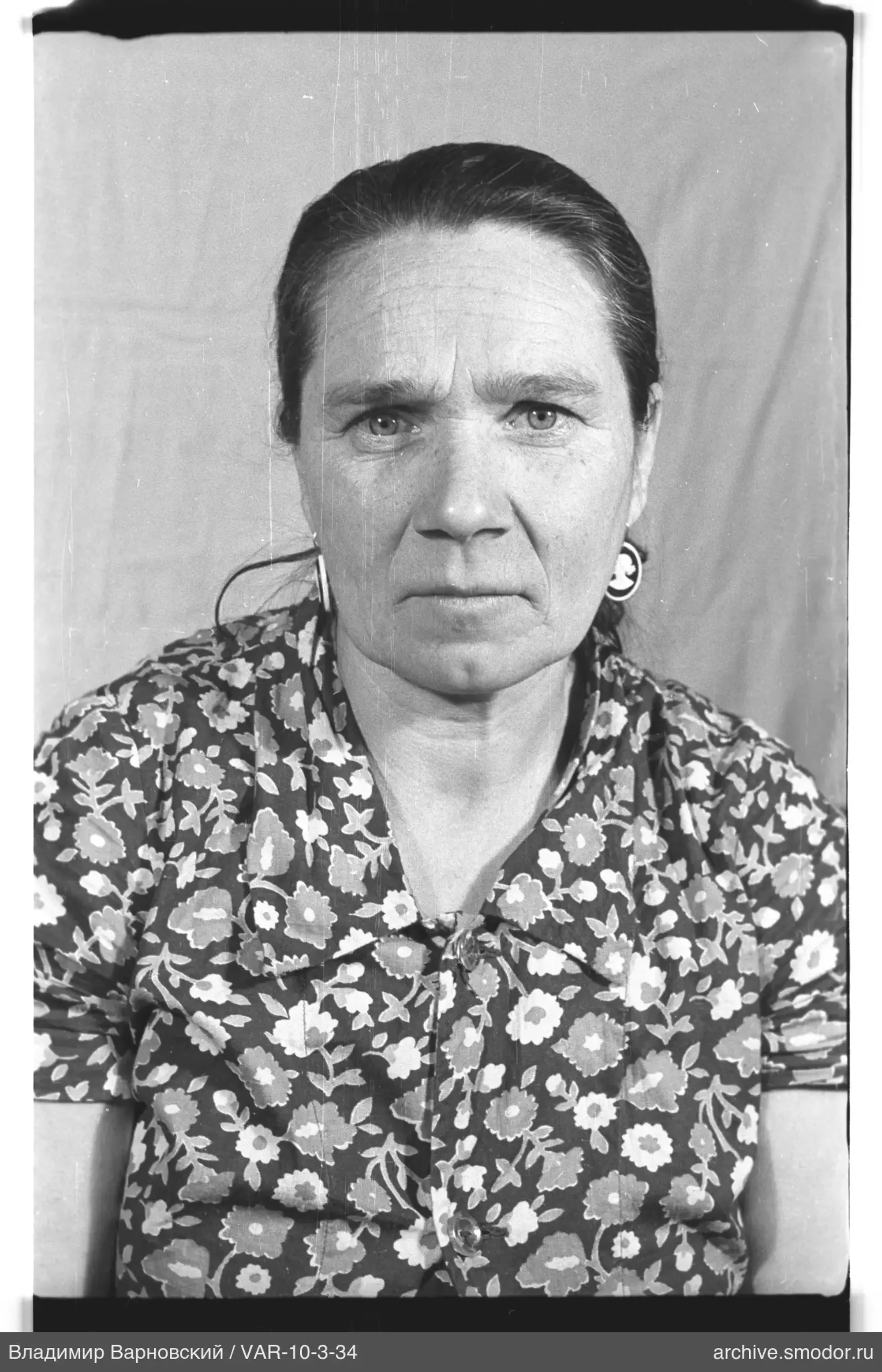 Porträt einer Frau mit Ohrringen