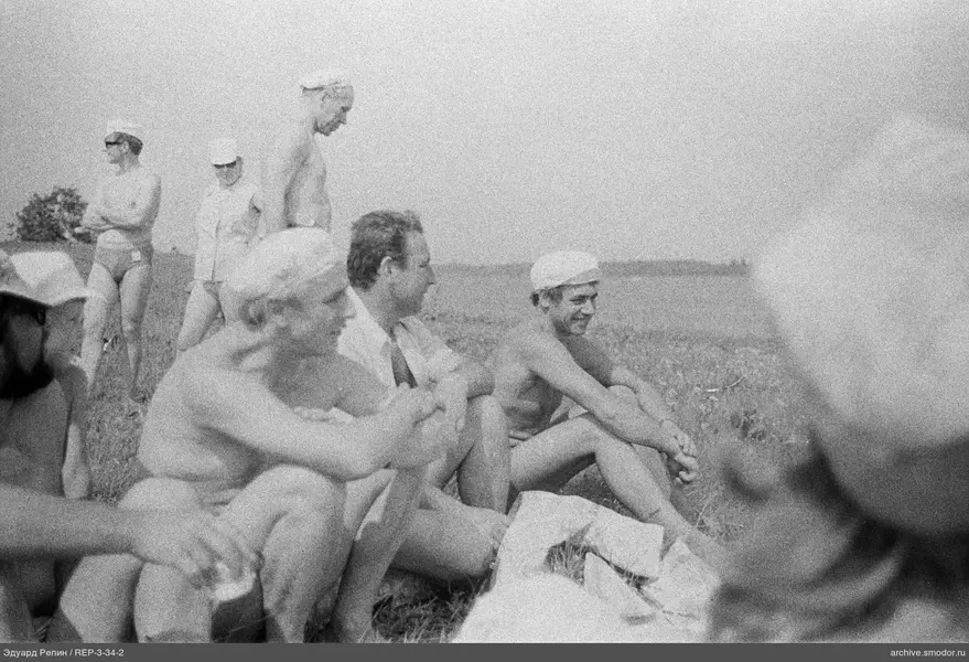 Gruppe von Männern auf Wiese