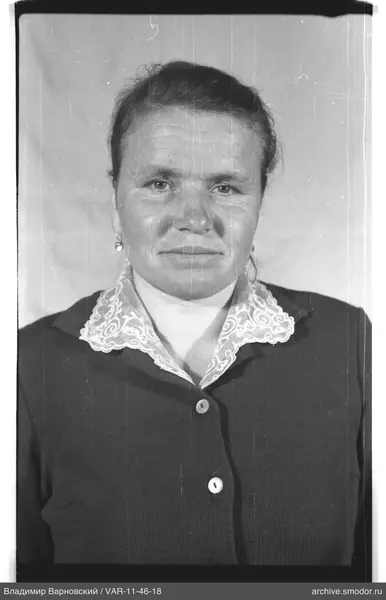 Porträt einer Frau in dunklem Cardigan