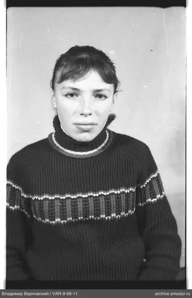 Porträt einer Frau in dunklem Pullover