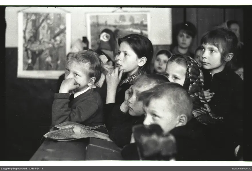 Gruppenporträt von Kindern im Raum