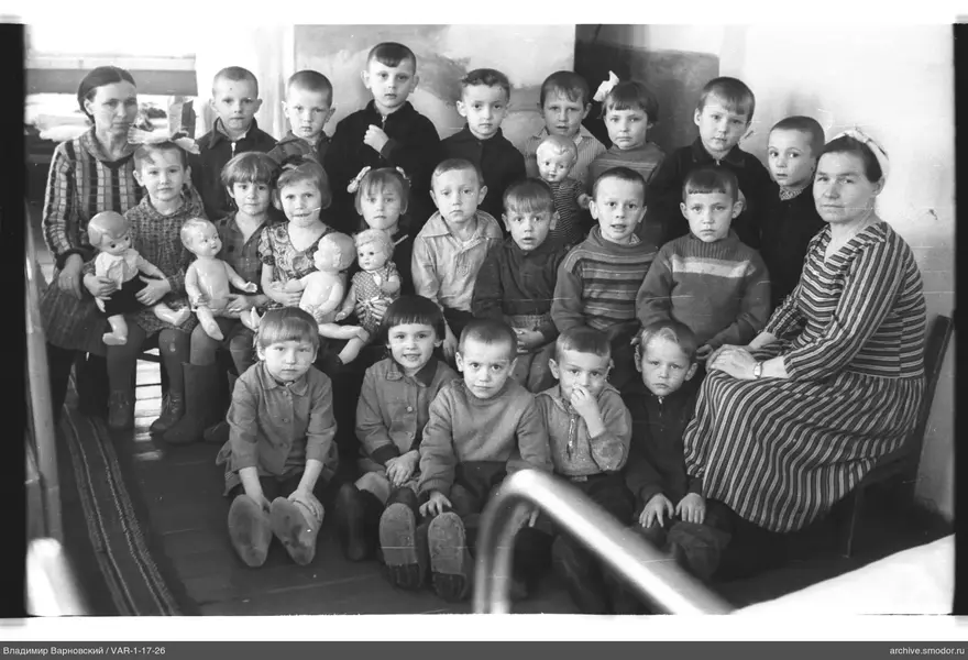 Gruppenporträt mit Frauen und Kindern
