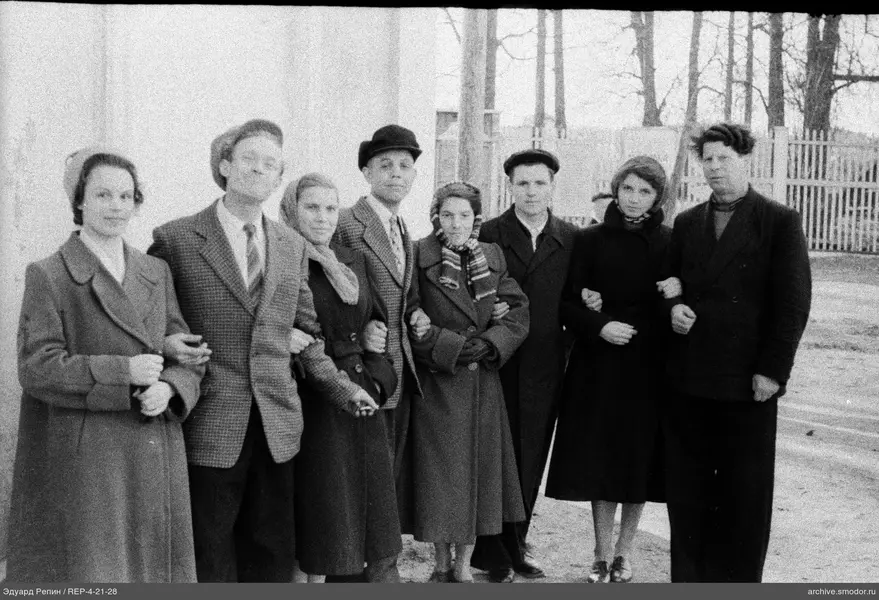 Группа людей держится за руки
