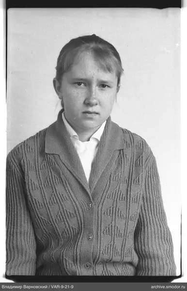 Porträt einer Frau in heller Bluse und Strickjacke