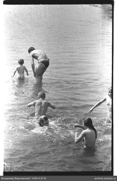 Menschen im Wasser am Ufer