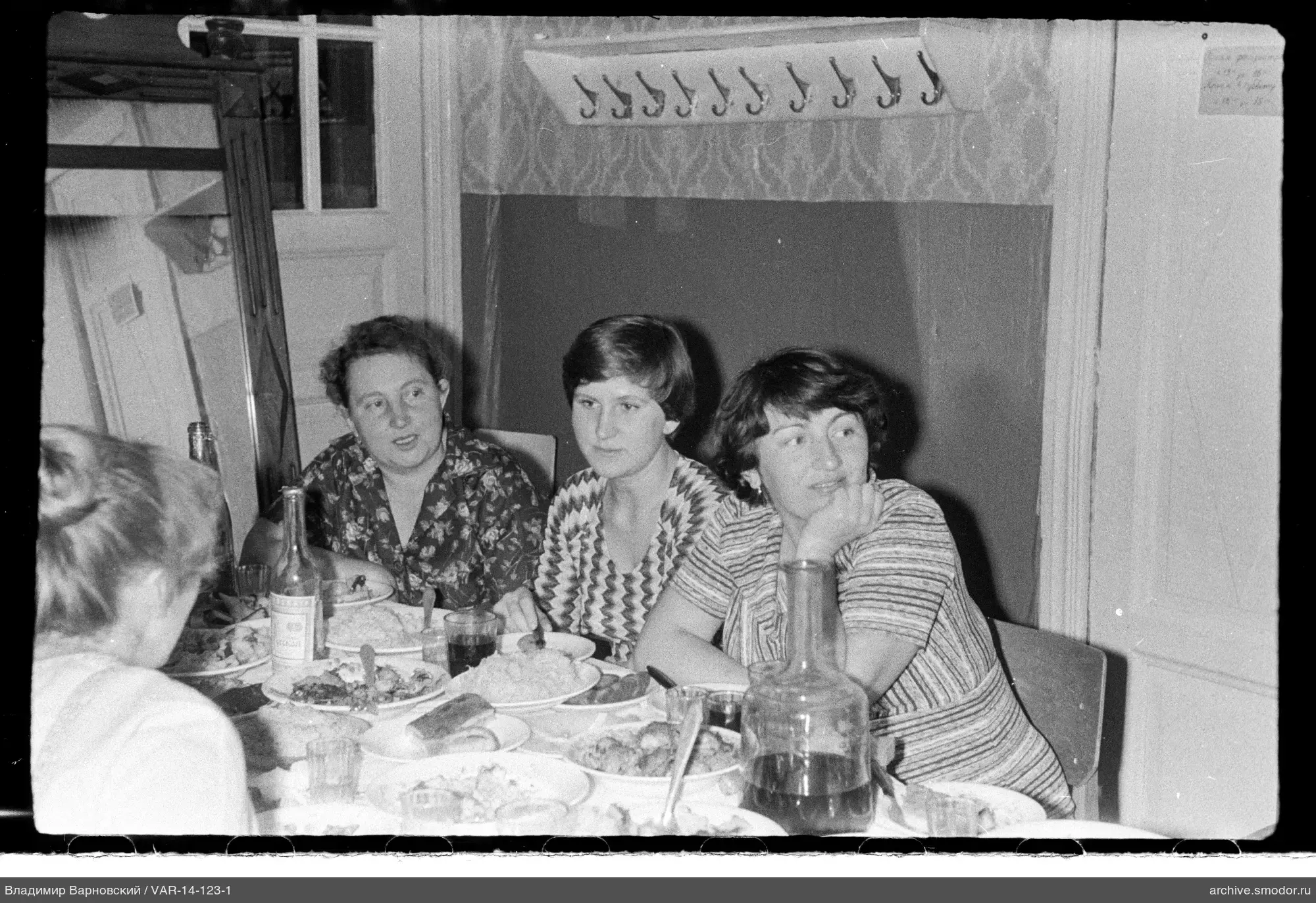 Gruppenporträt von Frauen am Tisch