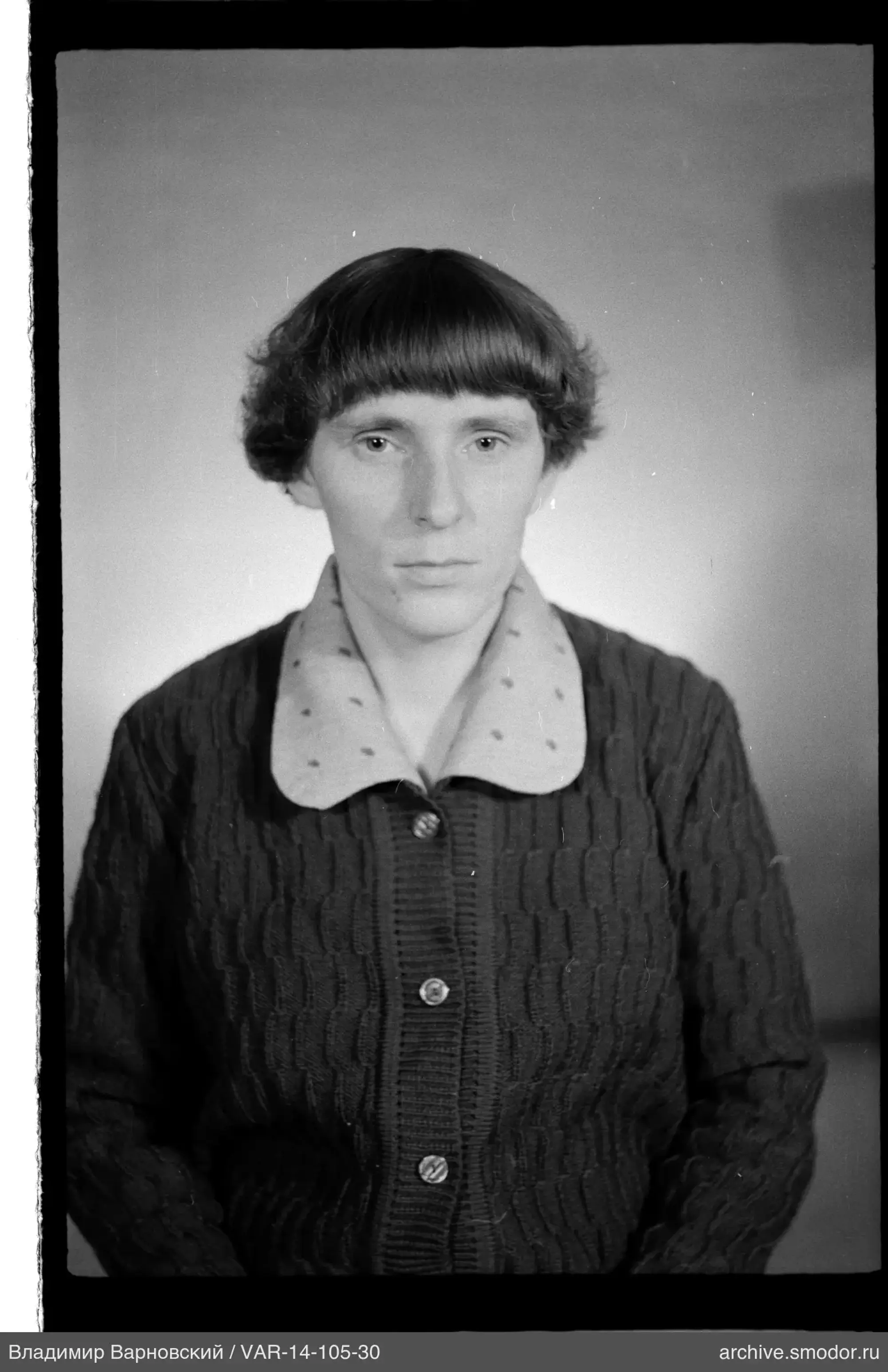 Porträt einer Frau in dunklem Cardigan
