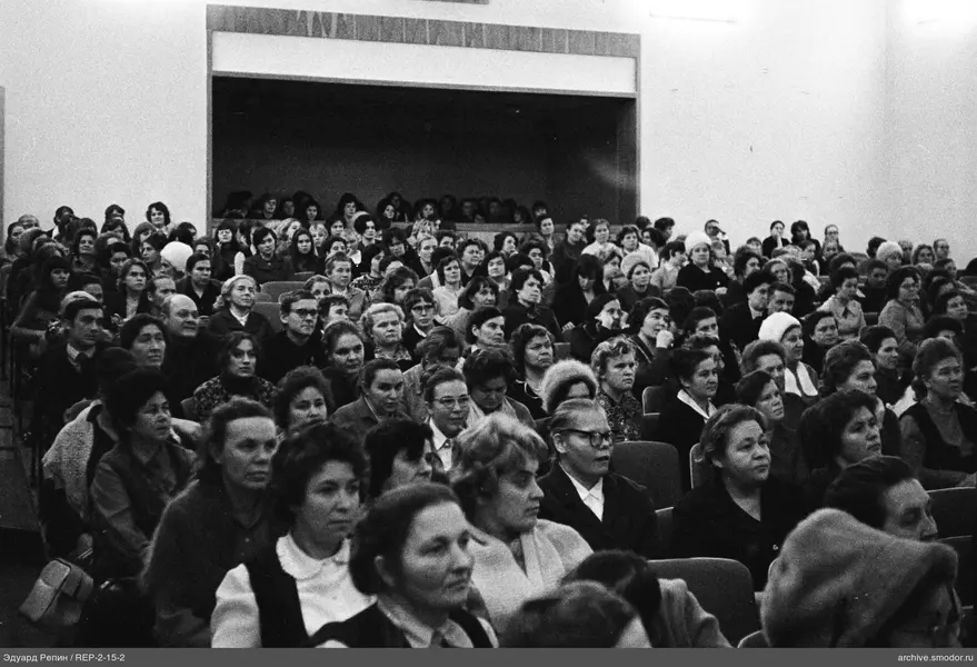 Frauen in einem Saal bei einer Veranstaltung