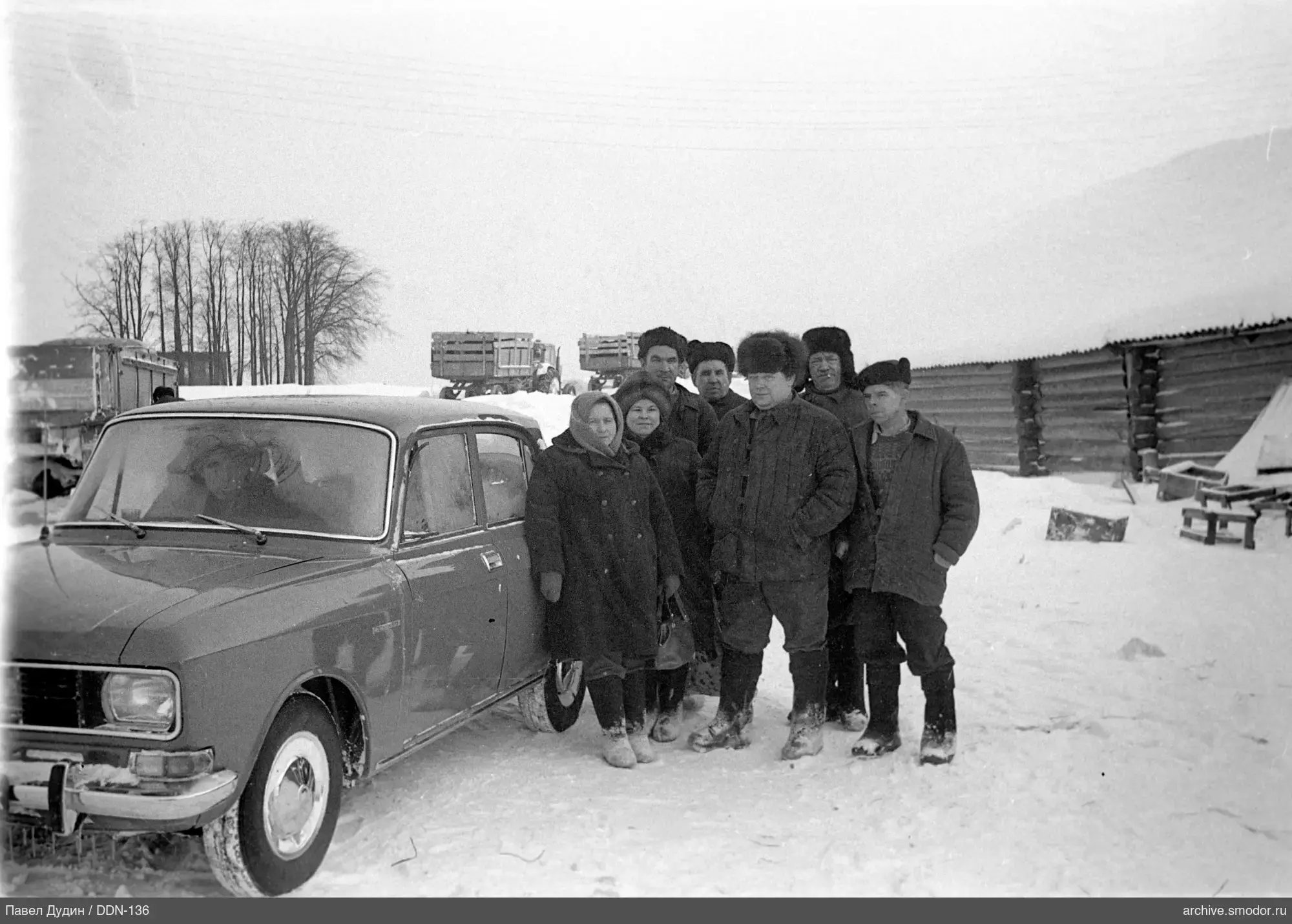 Группа людей на снегу у автомобиля
