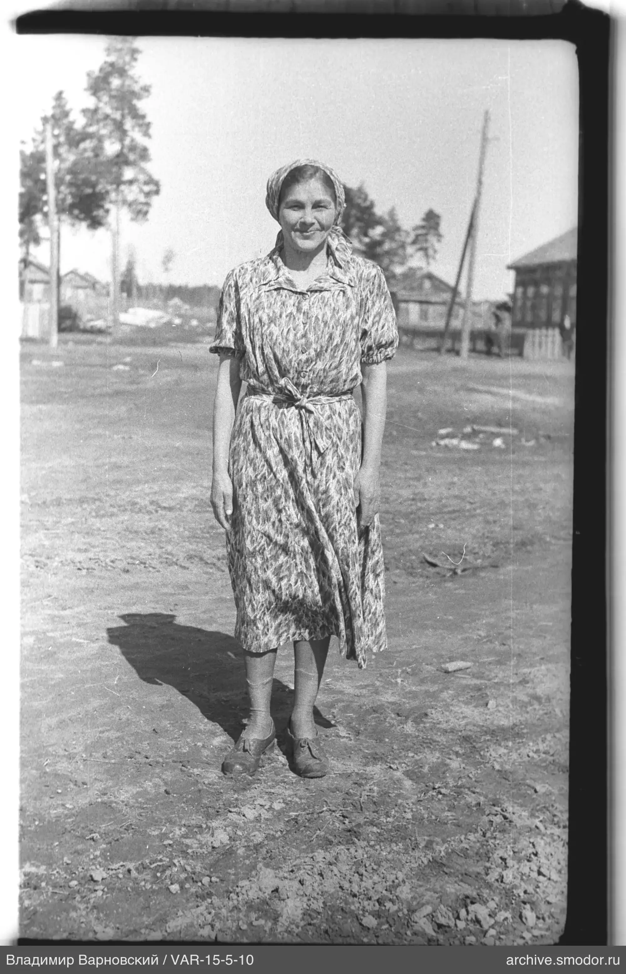 Frau in Kleid mit Kopftuch