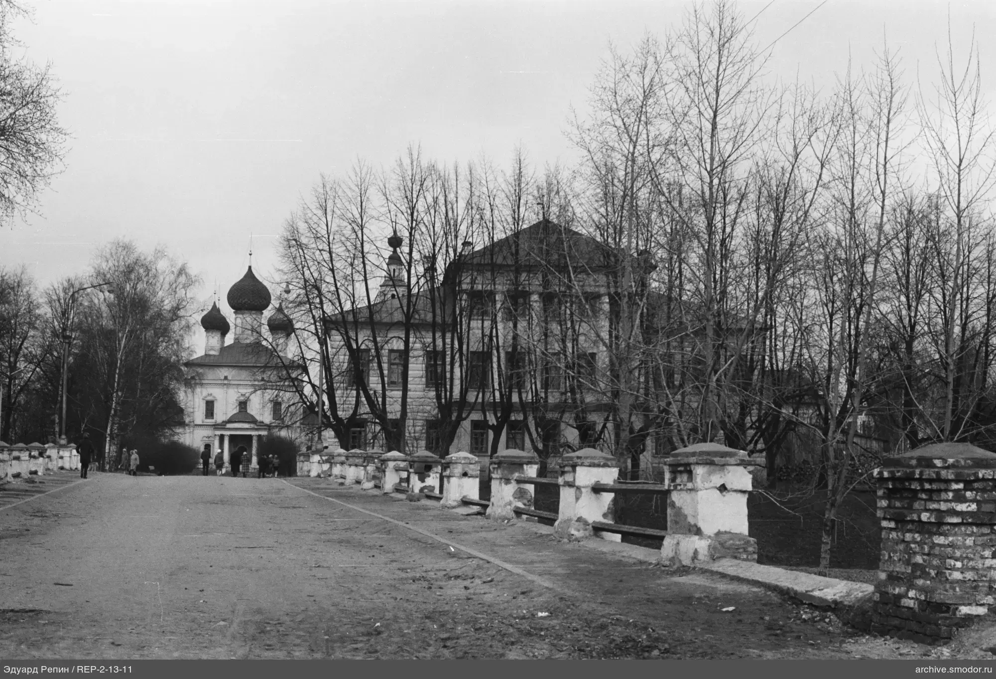 Straße mit Gehwegen und Bäumen