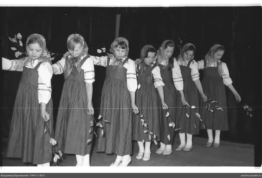 Gruppenporträt von Mädchen in gleichen Kleidern