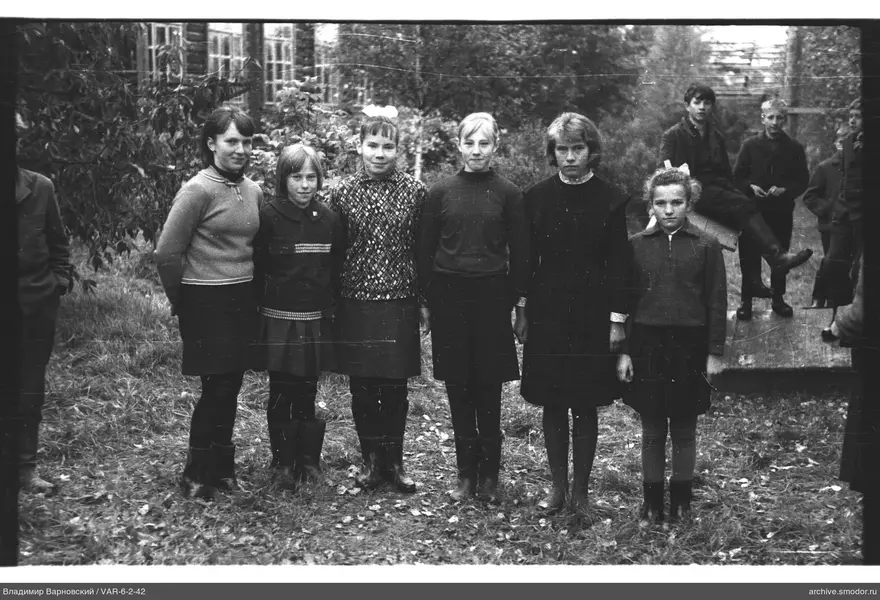 Gruppenporträt von Mädchen und Jungen