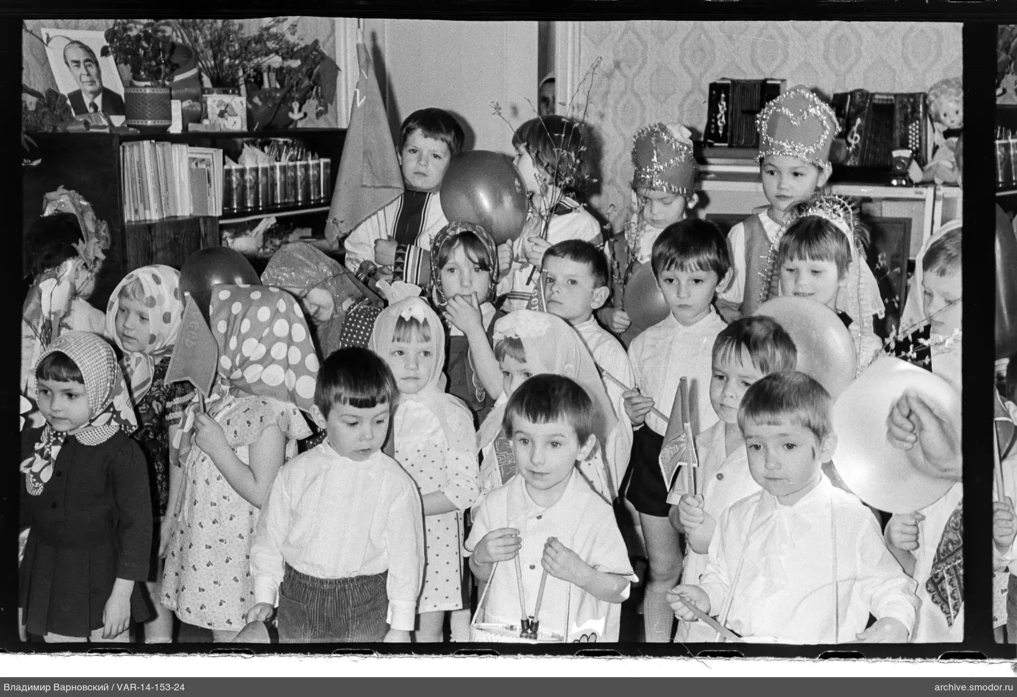 Gruppenporträt von Kindern im Raum