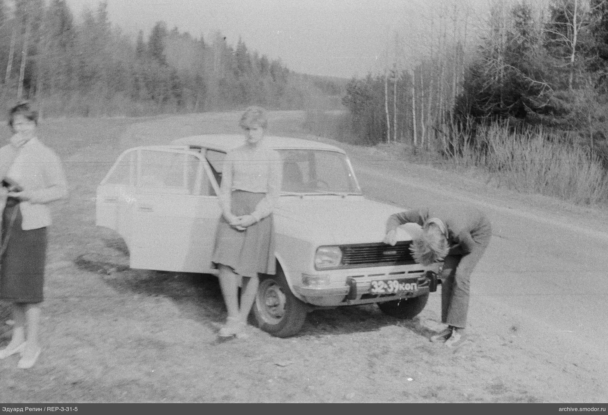 Три женщины у белого автомобиля