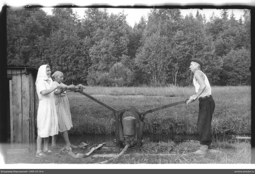 Люди с насосом у леса