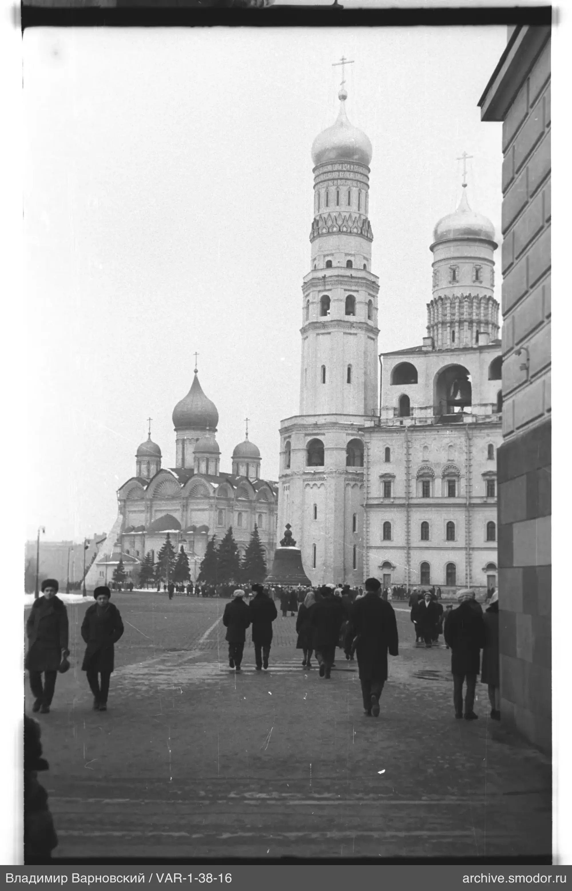 Площадь с группами людей и архитектурный комплекс