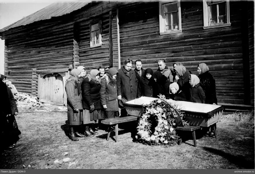 Группа у открытого гроба на мероприятии