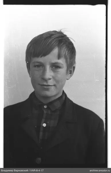 Porträt eines Jungen in Jacke und Hemd