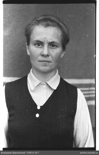 Waist-up portrait of a woman