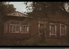 Holzhaus mit Veranda und Nummer 17