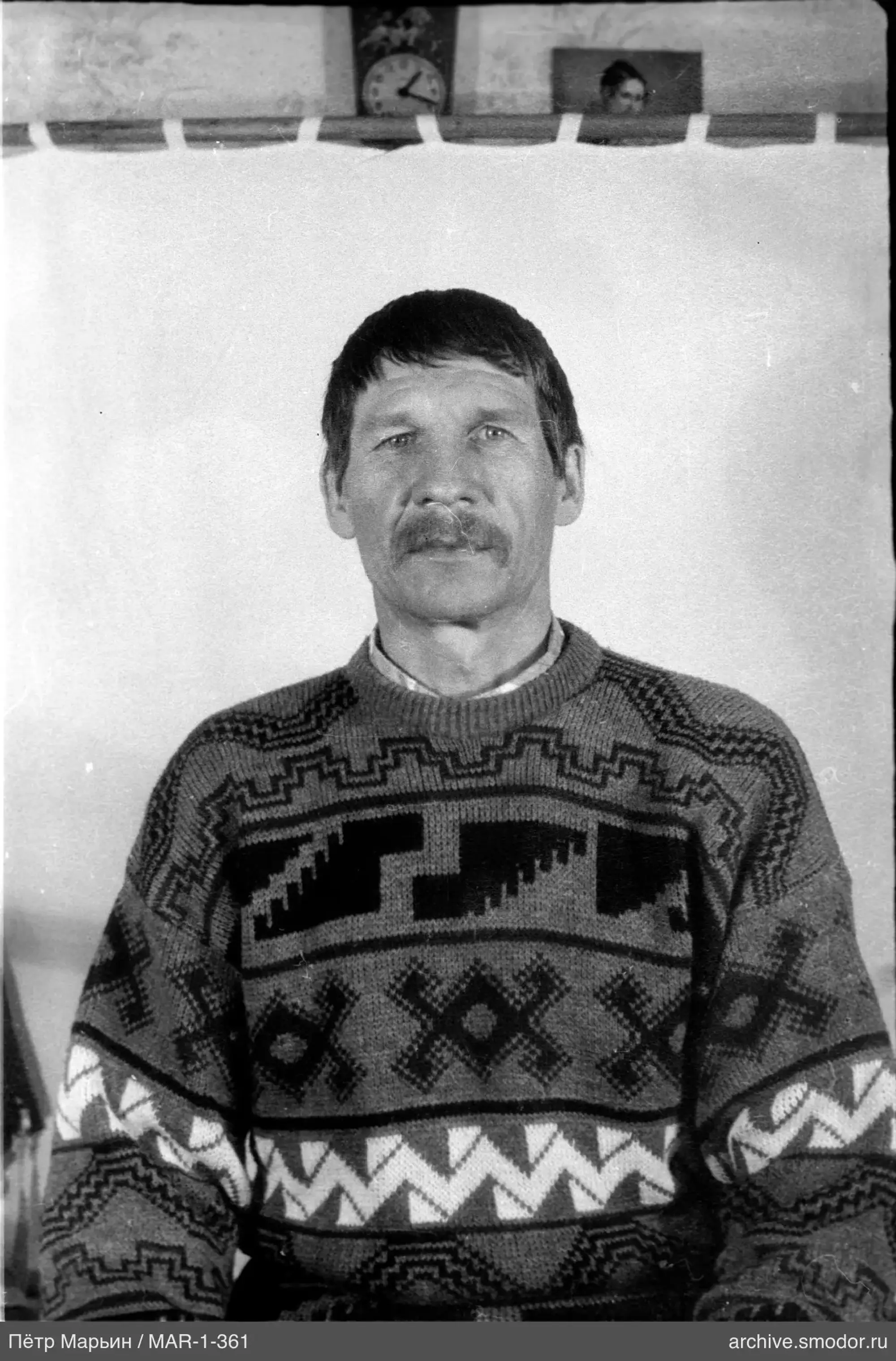 Porträt eines Mannes mit geometrischem Musterpullover