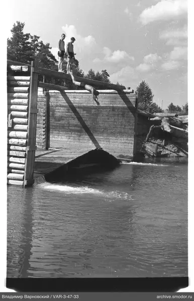 Jungen auf einer Holzstruktur über Wasser