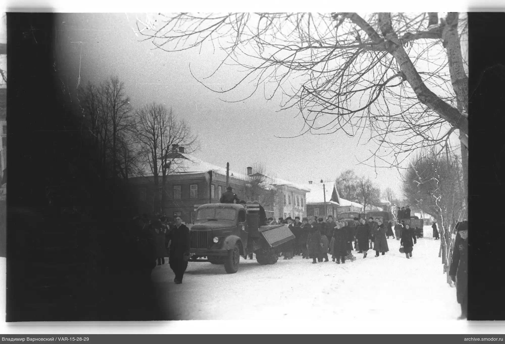 Gruppe von Menschen auf verschneiter Straße