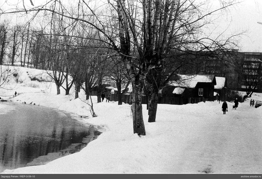 Winterliche Uferpromenade mit Menschen