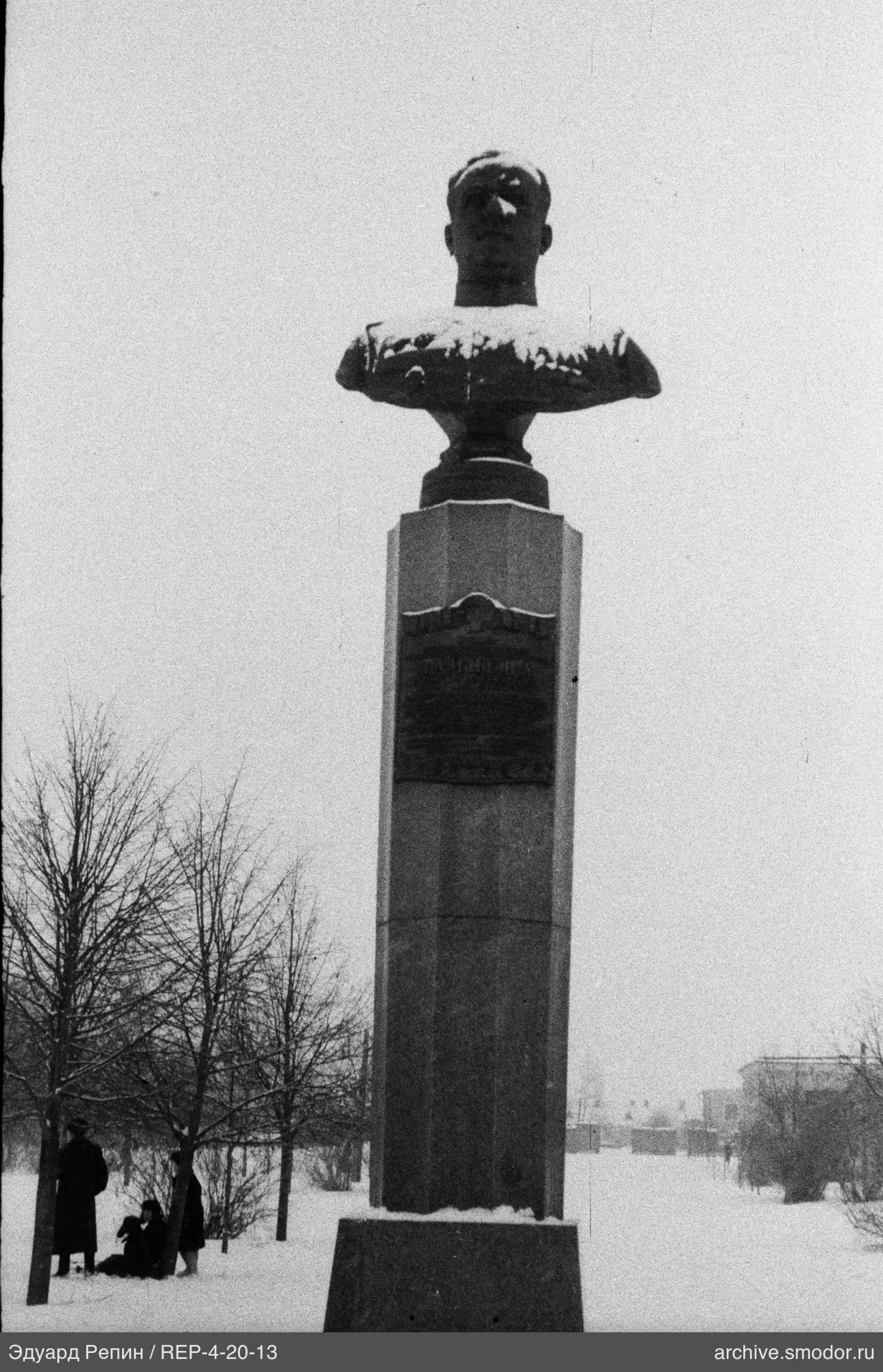 Бюст на постаменте с людьми и деревьями