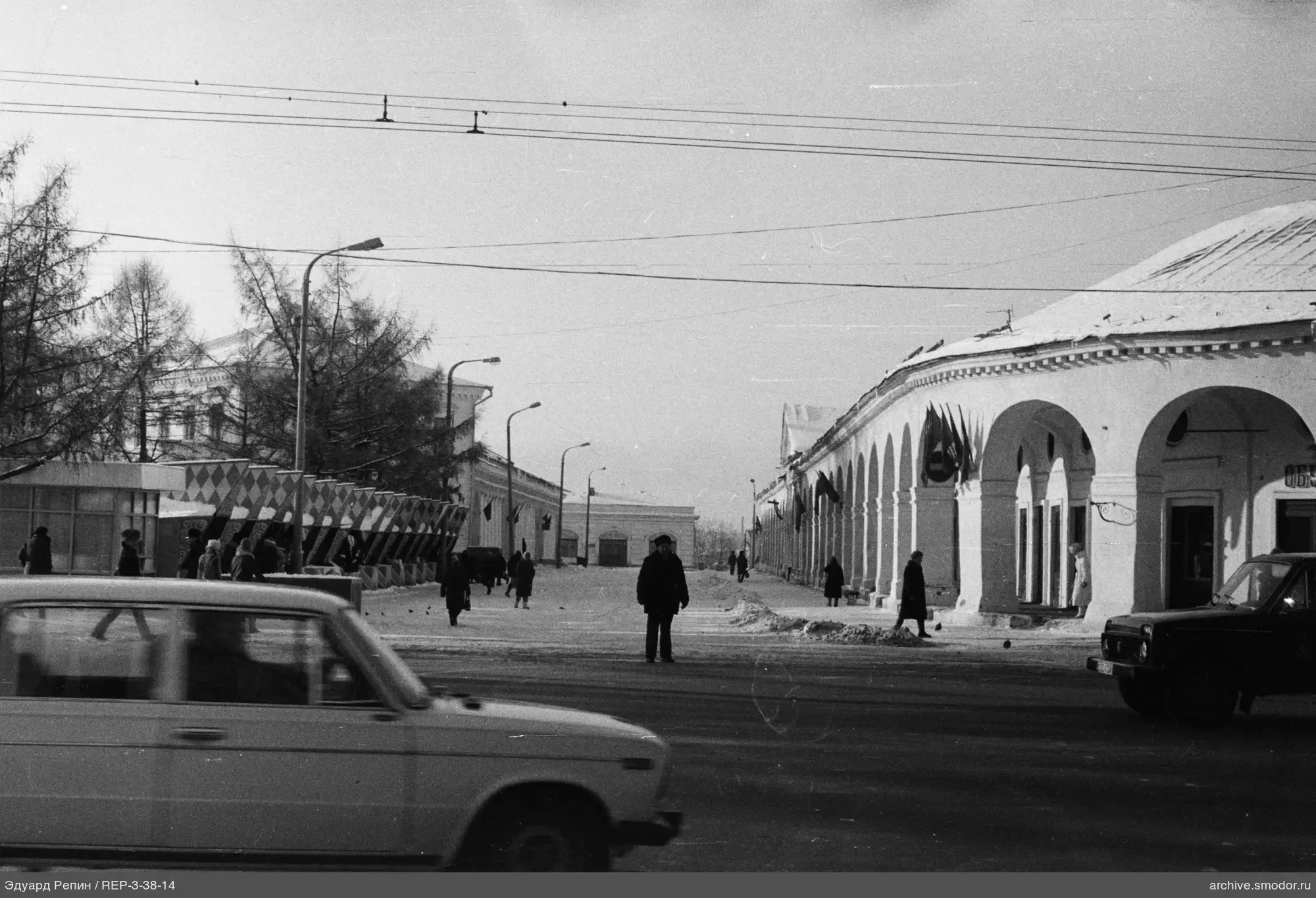 Улица с двумя зданиями и движением