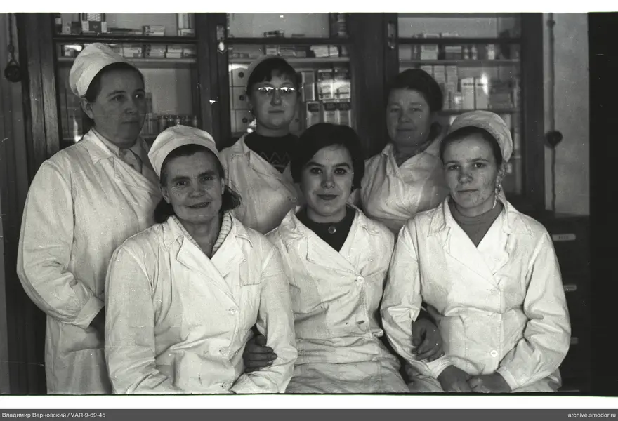 Gruppenporträt von Frauen in medizinischen Kitteln