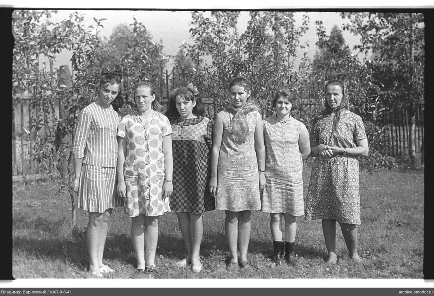 Gruppenfoto von Frauen im Gras