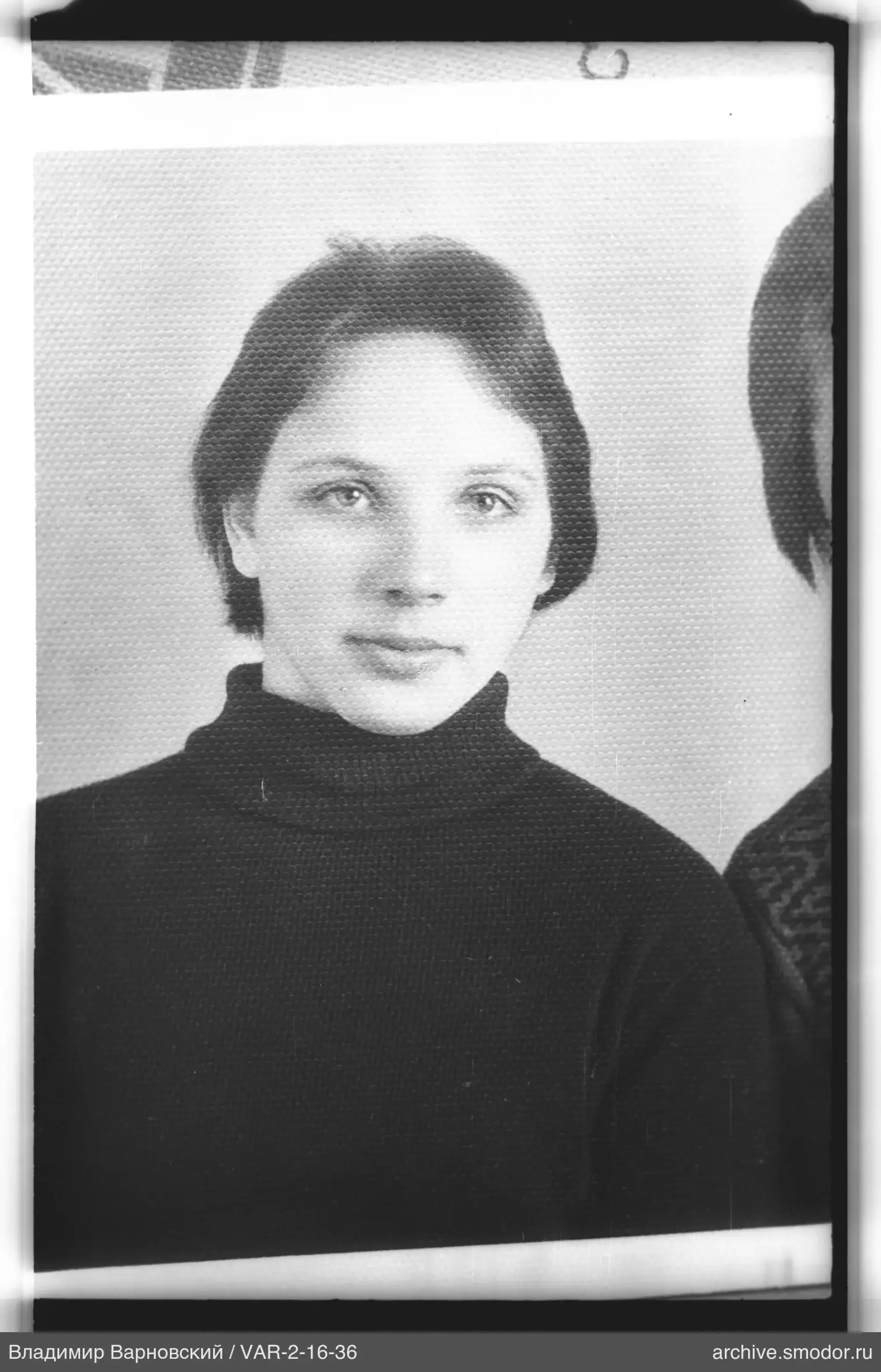 Портрет женщины в тёмном свитере