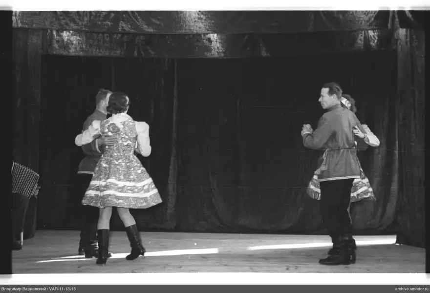 Dance duets on stage