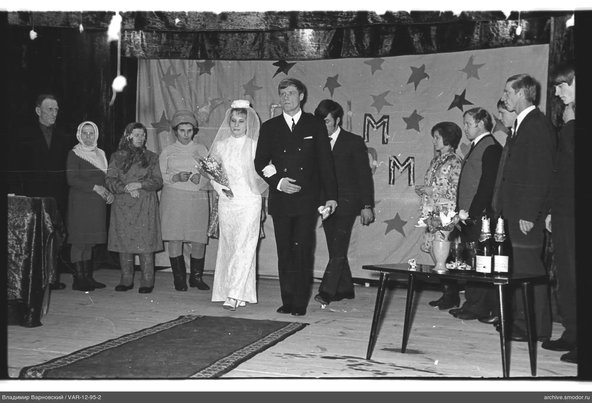 Hochzeitspaar mit Gästen