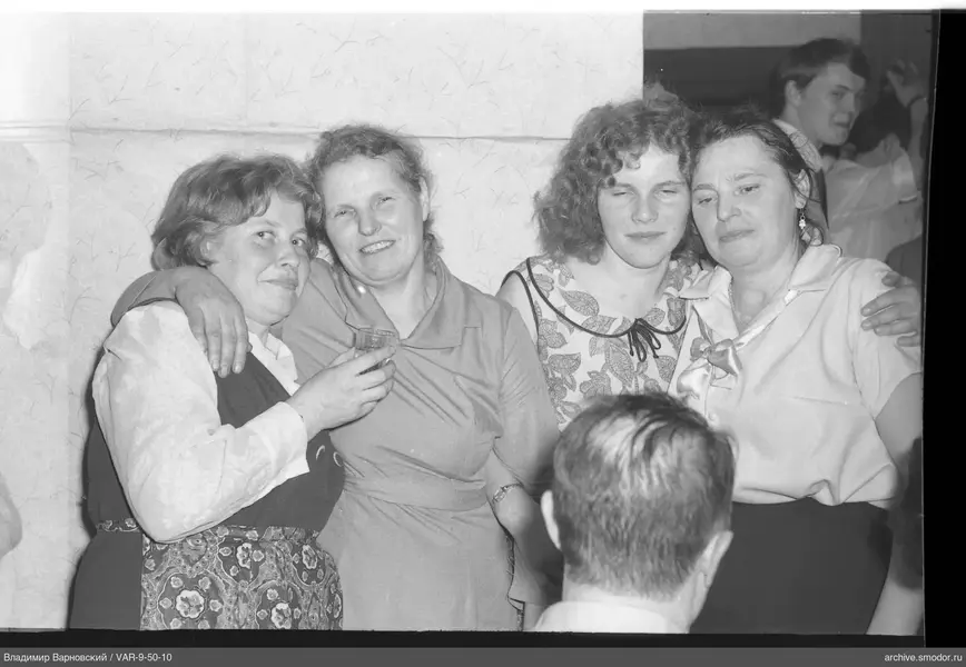 Gruppenporträt von Frauen und Männern
